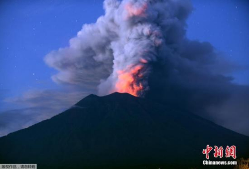 圖為當(dāng)?shù)貢r間11月28日，印尼阿貢火山處于噴發(fā)狀態(tài),。