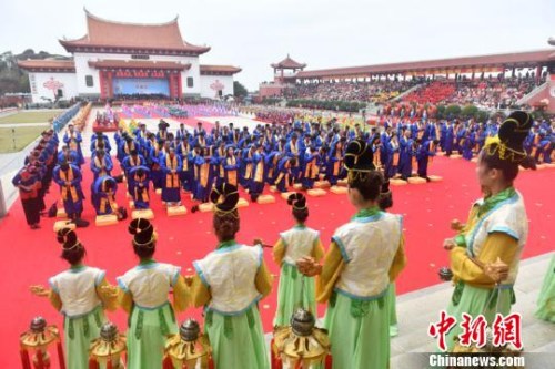 在禮炮聲中,，主祭人率由海內(nèi)外宮廟代表組成的陪祭團依古制三叩九拜，向媽祖敬香,?！蚊?攝