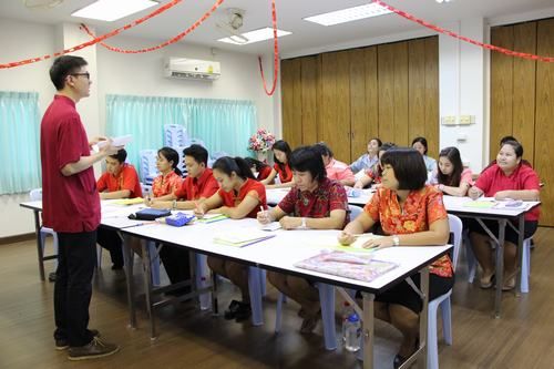 資料圖:中國老師給泰國老師培訓(xùn)中文 資料圖:中國老師給泰國老師培訓(xùn)中文