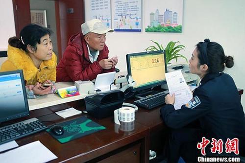 資料圖：民警為市民辦理相關(guān)證照。<a target='_blank' >中新社</a>記者 王磊 攝