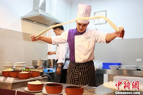 資料圖：由中國駐泰國孔敬總領(lǐng)事館與泰國孔敬大學(xué)孔子學(xué)院聯(lián)合主辦的“中國廚房”在孔敬孔子學(xué)院開幕,，為中泰文化交流搭建起一個(gè)新平臺(tái),。 <a target='_blank' >中新社</a>記者 胡琳 攝