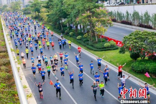 萬名參賽跑友沿著晉江“最美道路”世紀(jì)大道一路競逐,。(賴進(jìn)財 攝)