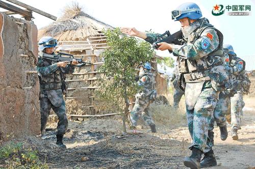 中國(guó)第3批赴南蘇丹維和步兵營(yíng)官兵執(zhí)行武器禁區(qū)巡邏任務(wù)。 李 贊攝 中國(guó)第3批赴南蘇丹維和步兵營(yíng)官兵執(zhí)行武器禁區(qū)巡邏任務(wù),。 李 贊攝