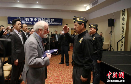 12月10日下午,美國舊金山中華文化中心,,中英文口號聲不斷響起,,由南京大屠殺索賠聯(lián)盟,、舊金山灣區(qū)中國統(tǒng)一促進(jìn)會、舊金山抗日史實維護(hù)會和慰安婦正義聯(lián)盟聯(lián)合主辦的“南京祭”紀(jì)念活動進(jìn)入第21年,。圖為中國駐舊金山代總領(lǐng)事查立友(左一),、南京大屠殺索賠聯(lián)盟前主席羅杰斯·斯科特(左二)接受美國退伍軍人協(xié)會華系支會轉(zhuǎn)交美國國旗。<a target='_blank' >中新社</a>記者 劉丹 攝 12月10日下午,,美國舊金山中華文化中心,,中英文口號聲不斷響起,由南京大屠殺索賠聯(lián)盟,、舊金山灣區(qū)中國統(tǒng)一促進(jìn)會,、舊金山抗日史實維護(hù)會和慰安婦正義聯(lián)盟聯(lián)合主辦的“南京祭”紀(jì)念活動進(jìn)入第21年。圖為中國駐舊金山代總領(lǐng)事查立友(左一),、南京大屠殺索賠聯(lián)盟前主席羅杰斯·斯科特(左二)接受美國退伍軍人協(xié)會華系支會轉(zhuǎn)交美國國旗,。<a target='_blank' >中新社</a>記者 劉丹 攝
