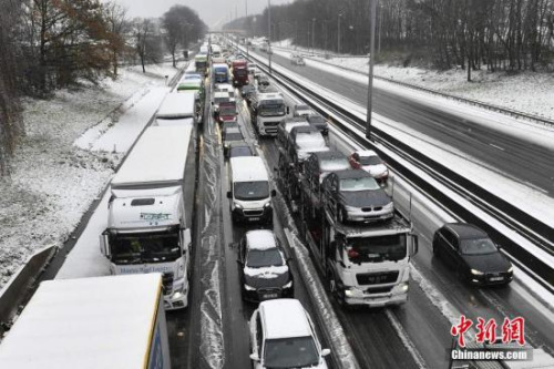 歐洲多國遭暴風(fēng)雪吹襲,，致交通堵塞,。圖片來源：視覺中國