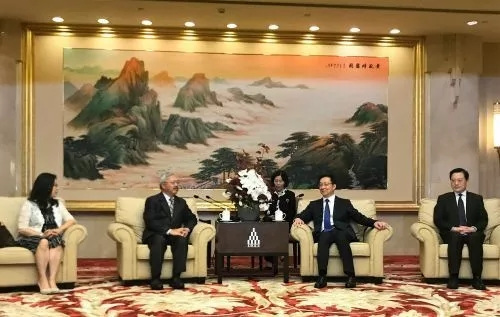 舊金山市長(zhǎng)李孟賢(左2)和上海市委書記韓正(右2)親切交談,。(美國(guó)僑報(bào))