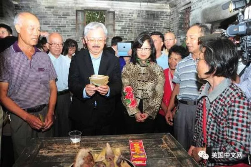 李孟賢與夫人回鄉(xiāng)祭祖