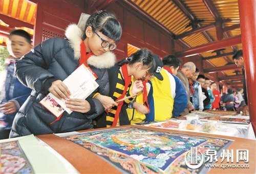 孩子們在參觀色彩艷麗的唐卡。 孩子們在參觀色彩艷麗的唐卡,。