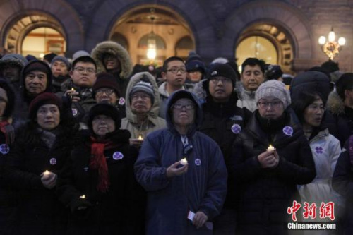 在南京大屠殺80周年之際,,當(dāng)?shù)貢r間12月13日,,加拿大安大略省省議會舉行南京大屠殺紀念活動。圖為來自華人社區(qū)及其他多族裔社區(qū)的數(shù)百人當(dāng)晚冒著嚴寒聚集在安省議會大樓前,,舉行燭光追思會。<a target='_blank' >中新社</a>記者 余瑞冬 攝 在南京大屠殺80周年之際,,當(dāng)?shù)貢r間12月13日,加拿大安大略省省議會舉行南京大屠殺紀念活動,。圖為來自華人社區(qū)及其他多族裔社區(qū)的數(shù)百人當(dāng)晚冒著嚴寒聚集在安省議會大樓前,,舉行燭光追思會。<a target='_blank' >中新社</a>記者 余瑞冬 攝