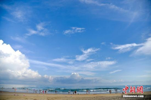 資料圖：海南島東海岸的萬寧石梅灣吸引眾多游人觀看海天一色美景,。洪堅(jiān)鵬 攝 