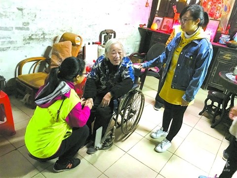 上周五,,福祿社區(qū)、沙塘社區(qū)協(xié)同仁壽寺志愿者,,為社區(qū)老人送溫暖,。/福祿社區(qū)居委會供圖 上周五,,福祿社區(qū),、沙塘社區(qū)協(xié)同仁壽寺志愿者,為社區(qū)老人送溫暖,。/福祿社區(qū)居委會供圖