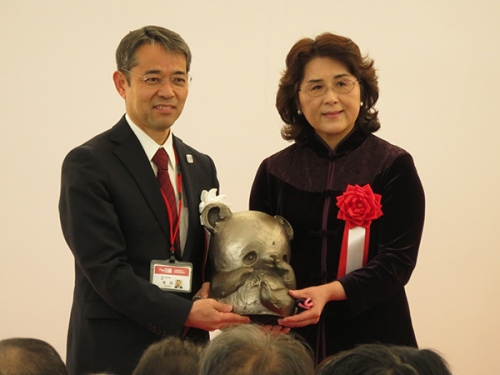 汪婉參贊向上野動物園園長福田豐贈送中國知名藝術家韓美林制作的銅像