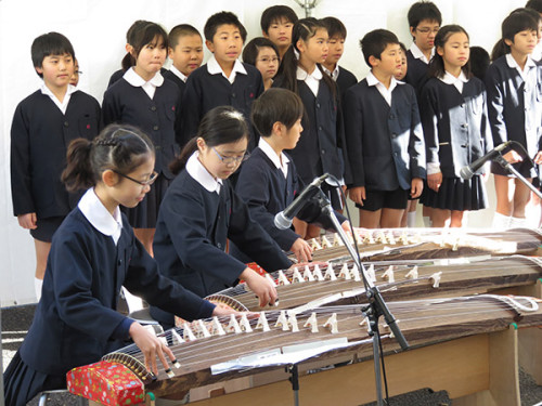 臺東區(qū)立忍岡小學校學生在慶祝會上表演古箏