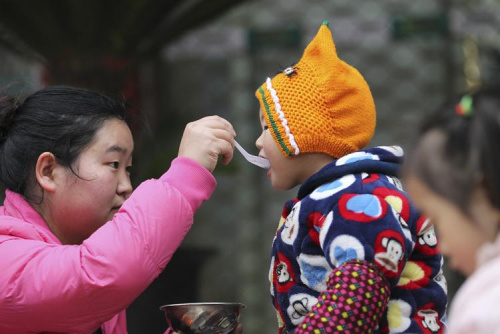 圖3:2015年1月27日,,臘八節(jié),龍灣區(qū)永中街道永中東路一愛心施粥點,,孩子們在津津有味品嘗臘八粥,。 圖3:2015年1月27日,,臘八節(jié),,龍灣區(qū)永中街道永中東路一愛心施粥點,孩子們在津津有味品嘗臘八粥,。