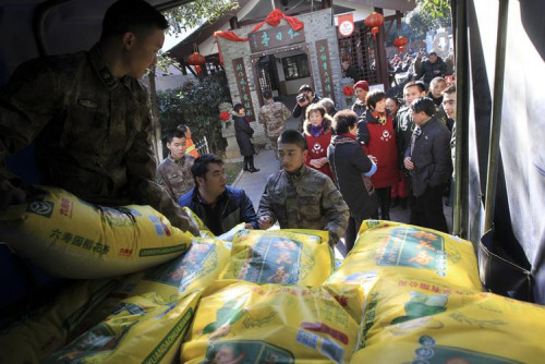 圖5:2016年1月25日,,溫州軍分區(qū)向“紅日亭”捐贈5000斤大米,溫州軍分區(qū)已連續(xù)七年向“紅日亭”捐贈大米,。 圖5:2016年1月25日,,溫州軍分區(qū)向“紅日亭”捐贈5000斤大米,溫州軍分區(qū)已連續(xù)七年向“紅日亭”捐贈大米,。