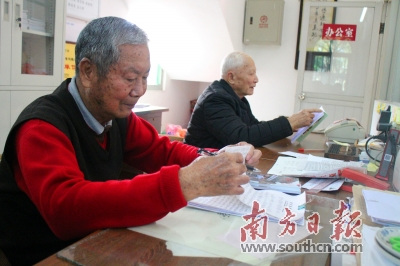 采編隊(duì)伍的不穩(wěn)定性和老年化已引起僑刊鄉(xiāng)訊工作者的擔(dān)憂,。圖為《梅閣僑刊》采編人員在進(jìn)行稿件校對(duì),。 戴惠甜 攝 采編隊(duì)伍的不穩(wěn)定性和老年化已引起僑刊鄉(xiāng)訊工作者的擔(dān)憂,。圖為《梅閣僑刊》采編人員在進(jìn)行稿件校對(duì)。 戴惠甜 攝