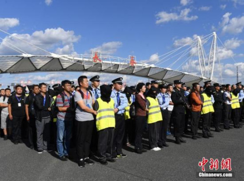 資料圖:警方押解電信詐騙犯罪嫌疑人,。張瑤 攝 資料圖:警方押解電信詐騙犯罪嫌疑人。張瑤 攝