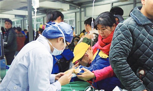 一名護士給孩子輸液時,家長捂住了孩子的眼睛,。 一名護士給孩子輸液時,,家長捂住了孩子的眼睛,。
