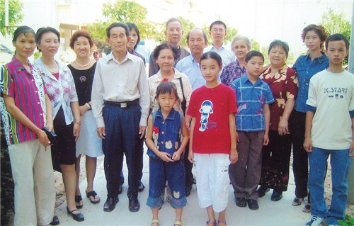 何仁芳與海外回來探親的大姐,、二姐、弟弟等家人合影,。 何仁芳與海外回來探親的大姐,、二姐、弟弟等家人合影,。