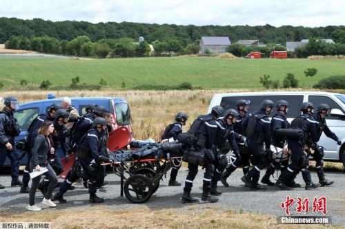 當(dāng)?shù)貢r(shí)間2017年6月28日,，法國Auvers-le-Hamon,，法國憲兵和警察參加一輛巴黎-里昂高速列車的反恐演習(xí)，測(cè)試救援人員的快速反應(yīng)能力,。