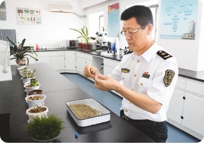 江蘇檢驗檢疫局工作人員正在查驗進(jìn)境物品 江蘇檢驗檢疫局工作人員正在查驗進(jìn)境物品