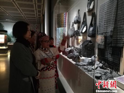 圖為連美惠向昆明市民介紹“壯太同紋錦”?!『h(yuǎn)航 攝 圖為連美惠向昆明市民介紹“壯太同紋錦”,?!『h(yuǎn)航 攝