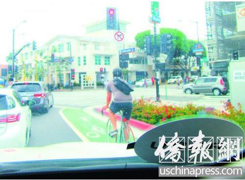 新經(jīng)濟(jì)下,,華人網(wǎng)約車司機(jī)在洛杉磯街頭尋找客源,。(美國《僑報》/翁羽 攝) 新經(jīng)濟(jì)下,,華人網(wǎng)約車司機(jī)在洛杉磯街頭尋找客源。(美國《僑報》/翁羽 攝)