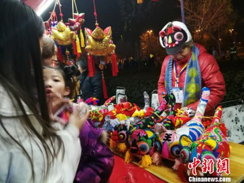 圖為民間工藝品布老虎展示,?!《w 攝 圖為民間工藝品布老虎展示,。 董飛 攝