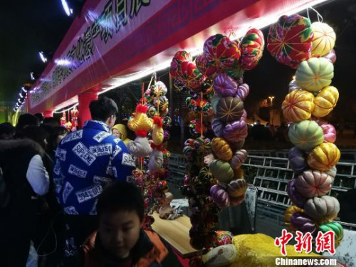 圖為民間工藝品展示吸引市民圍觀,?!《w 攝 圖為民間工藝品展示吸引市民圍觀,。 董飛 攝