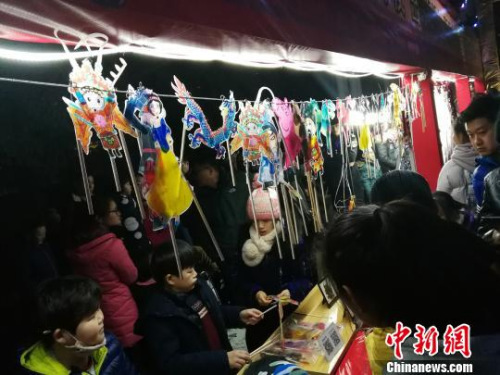 圖為捏糖人現(xiàn)場人頭攢動,?!《w 攝 圖為捏糖人現(xiàn)場人頭攢動,。 董飛 攝