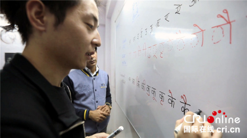 樂樂和波波上印地語課,。 樂樂和波波上印地語課。