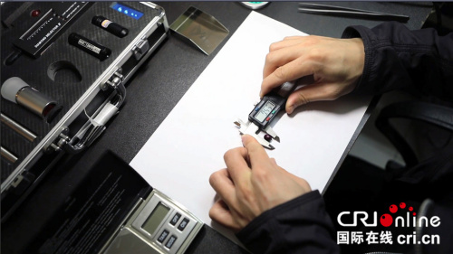波波在為朋友鑒定珠寶,。 波波在為朋友鑒定珠寶,。