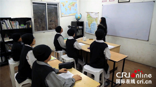 樂樂在佛光山做義工教沙彌漢語。 樂樂在佛光山做義工教沙彌漢語,。
