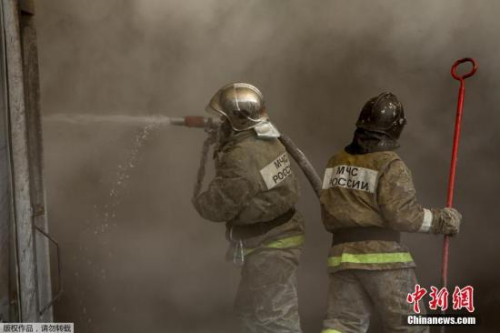 當(dāng)?shù)貦z方辦公室稱,初步調(diào)查顯示,,是鞋廠內(nèi)部電路短路引發(fā)了這場火災(zāi),。圖為消防員在現(xiàn)場進(jìn)行滅火工作。 當(dāng)?shù)貦z方辦公室稱,,初步調(diào)查顯示,是鞋廠內(nèi)部電路短路引發(fā)了這場火災(zāi),。圖為消防員在現(xiàn)場進(jìn)行滅火工作,。