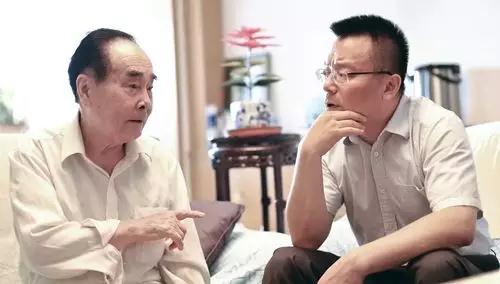 侯云德與程永慶交流,。資料圖(光明網(wǎng)) 侯云德與程永慶交流,。資料圖(光明網(wǎng))