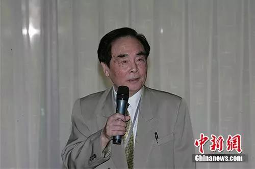 2006年8月侯云德院士在禽流感國(guó)際會(huì)議上,。資料圖 2006年8月侯云德院士在禽流感國(guó)際會(huì)議上,。資料圖