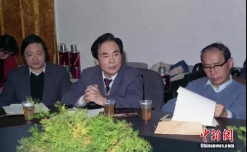 1993年,侯云德院士在中國(guó)預(yù)防醫(yī)學(xué)科學(xué)院第三屆第二次學(xué)術(shù)委員會(huì)會(huì)議上,。資料圖 1993年,,侯云德院士在中國(guó)預(yù)防醫(yī)學(xué)科學(xué)院第三屆第二次學(xué)術(shù)委員會(huì)會(huì)議上,。資料圖