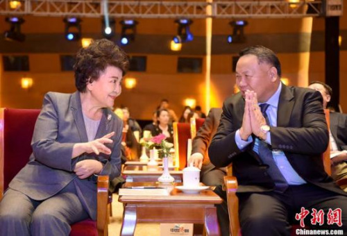圖為裘援平(左)在典禮會場與新聞人物當選代表,、巴拿馬共和國總統顧問陳國基交流,。<a target='_blank' >中新社</a>記者 侯宇 攝 圖為裘援平(左)在典禮會場與新聞人物當選代表,、巴拿馬共和國總統顧問陳國基交流。<a target='_blank' >中新社</a>記者 侯宇 攝