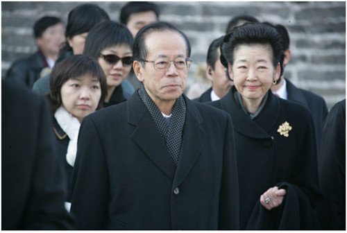 福田康夫攜夫人參觀山東曲阜孔廟,。