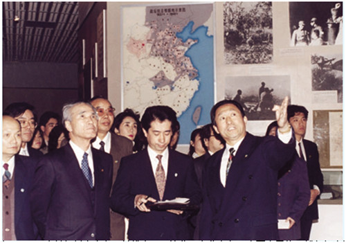 1995年5月,，日本首相村山富市(前排右三)訪華，在北京參觀中國人民抗日戰(zhàn)爭紀(jì)念館,。