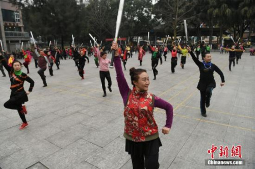 1月12日,，重慶沙坪公園里不少老人拿著棒球棍跳起廣場(chǎng)舞。陳超 攝