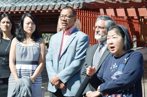 白蘭(右一)生前經(jīng)常在花園角舉辦活動(dòng),，重建花園角的構(gòu)思就是來(lái)自白蘭,。(本報(bào)檔案照片：美國(guó)《世界日?qǐng)?bào)》/李秀蘭 攝)