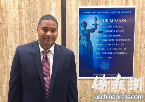 檢察官麥肯尼17日在洛杉磯縣高等法院刑事庭外接受采訪,。(僑報記者邱晨攝)