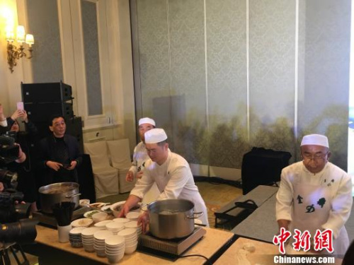 資料圖：牛肉拉面師傅現(xiàn)場展示拉面制作工藝,。　邢翀 攝