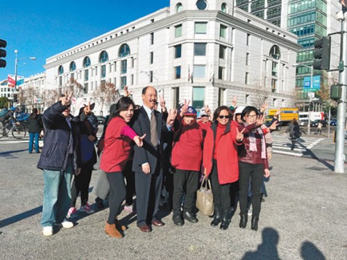 不少小區(qū)居民與吳女士(前排右一)在舊金山高等法院門外慶祝這場階段性的判決“勝利”,。(美國《世界日報》/黃少華 攝)。 不少小區(qū)居民與吳女士(前排右一)在舊金山高等法院門外慶祝這場階段性的判決“勝利”。(美國《世界日報》/黃少華 攝),。