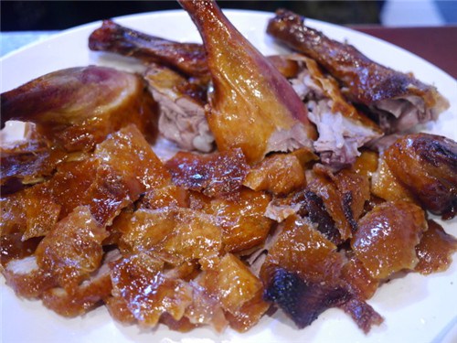一鴨三吃的新華烤鴨,,鴨皮油亮酥脆,每周至少賣出1000只,。(美國《世界日報》/黃惠玲 攝) 一鴨三吃的新華烤鴨,,鴨皮油亮酥脆,每周至少賣出1000只,。(美國《世界日報》/黃惠玲 攝)