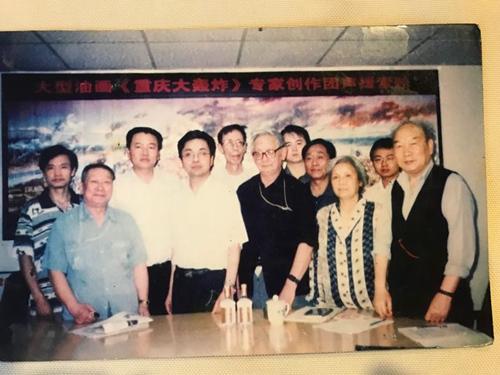 2004年童增與“重慶大轟炸”受害者和志愿者在一起,。受訪者供圖 2004年童增與“重慶大轟炸”受害者和志愿者在一起,。受訪者供圖