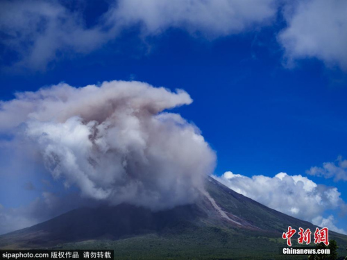 資料圖：當(dāng)?shù)貢r(shí)間2018年1月22日,，菲律賓馬榮火山噴發(fā)，附近居民紛紛撤離,。據(jù)悉,，13日下午，馬榮火山曾一度活躍起來(lái),，火山警報(bào)也從1級(jí)升為3級(jí),。在保持了一周后，馬榮火山22日中午再度噴發(fā)出來(lái)大量濃煙,，火山級(jí)別升為4級(jí),，最高級(jí)別是5級(jí)。