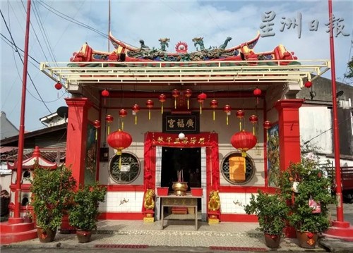 老街神廟響應(yīng)年景布置號(hào)召,,以紅燈籠及紅彩布置外觀,,紅彤彤充滿喜氣。 老街神廟響應(yīng)年景布置號(hào)召,,以紅燈籠及紅彩布置外觀,,紅彤彤充滿喜氣。