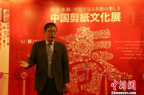 文化研究者,、剪紙藝術(shù)家王超鷹介紹中國(guó)剪紙文化,。 呂少威 攝 文化研究者,、剪紙藝術(shù)家王超鷹介紹中國(guó)剪紙文化,。 呂少威 攝